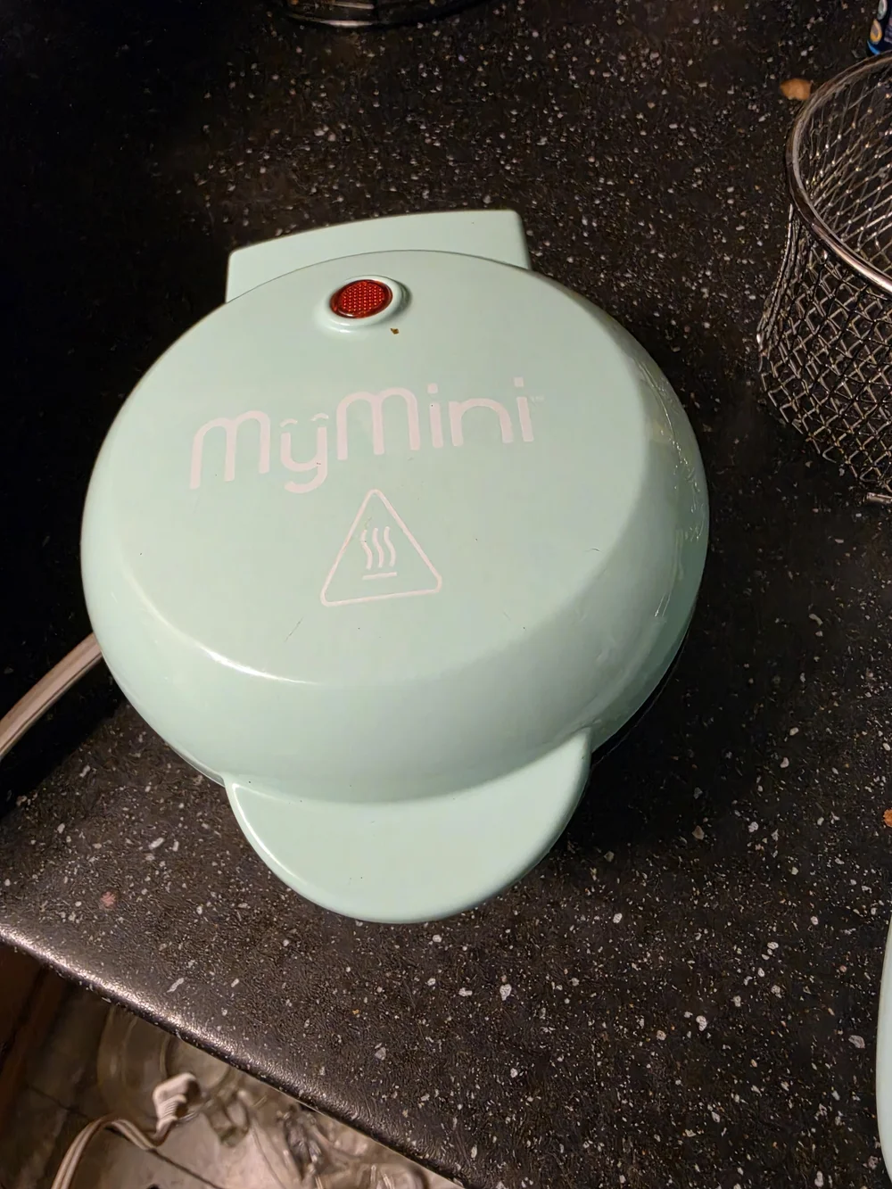 Compact Electric Deep Fryer in Light Blue